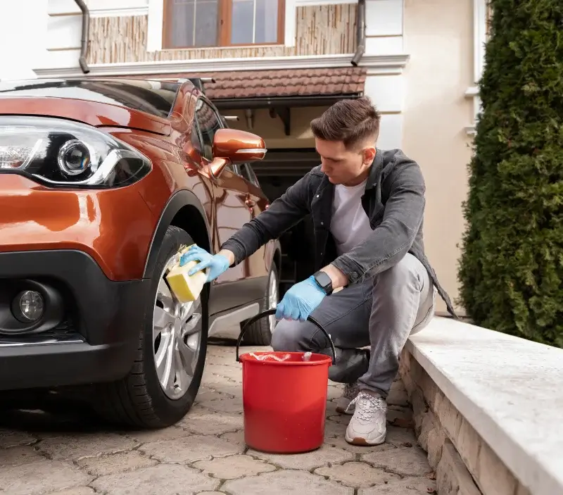 Lavage auto à domicile Saint-Orens-Pouy-Petit : professionnel intervenant sur un véhicule